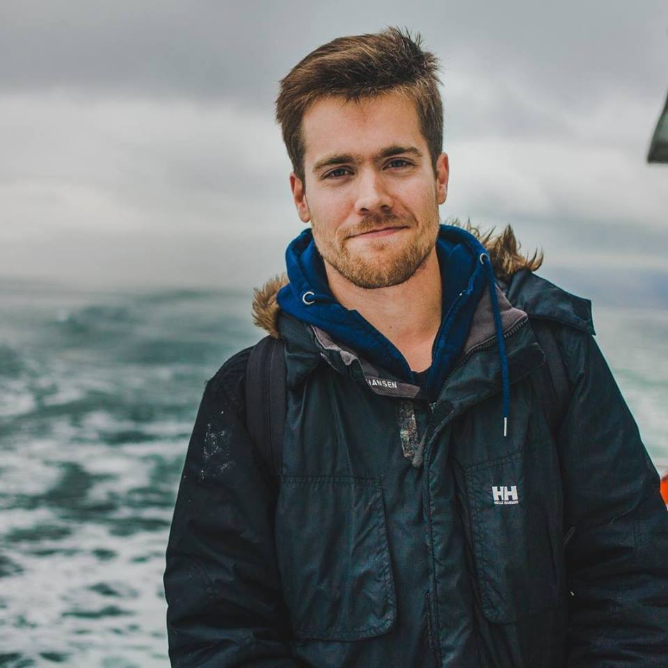 Sötrar stundum viskí í viðtölum Sötrar stundum viskí í viðtölum