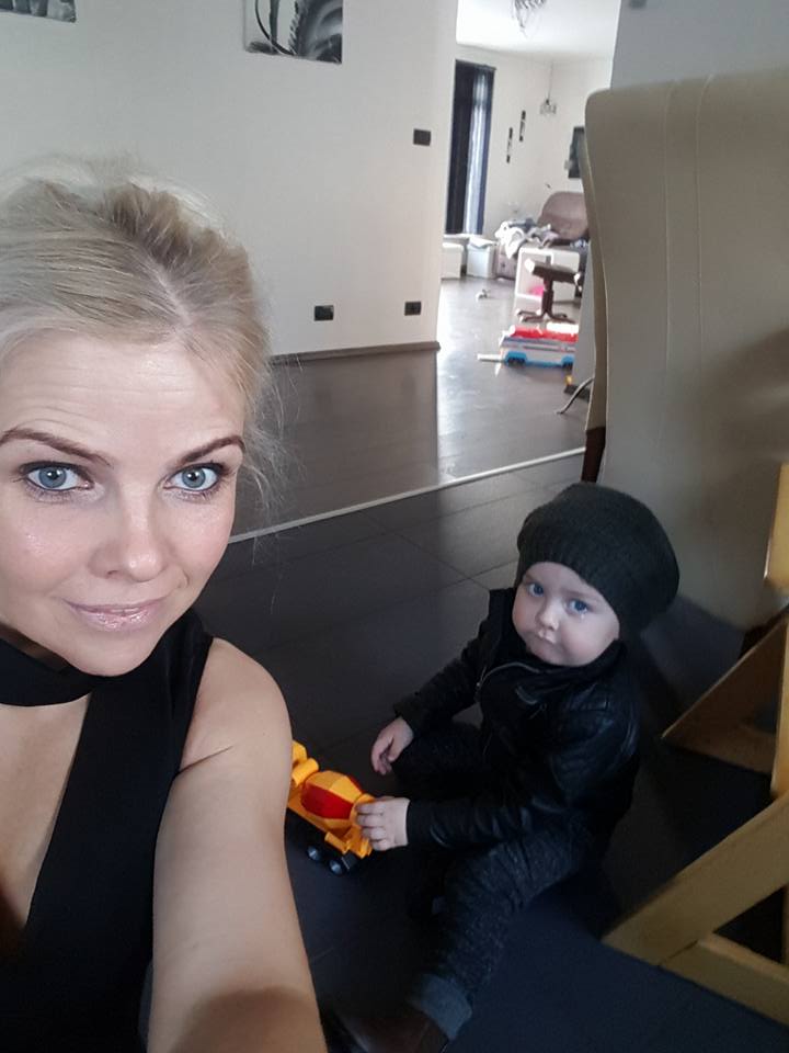 2 ára strákur látinn sitja úti í nístingskulda 2 ára strákur látinn sitja úti í nístingskulda