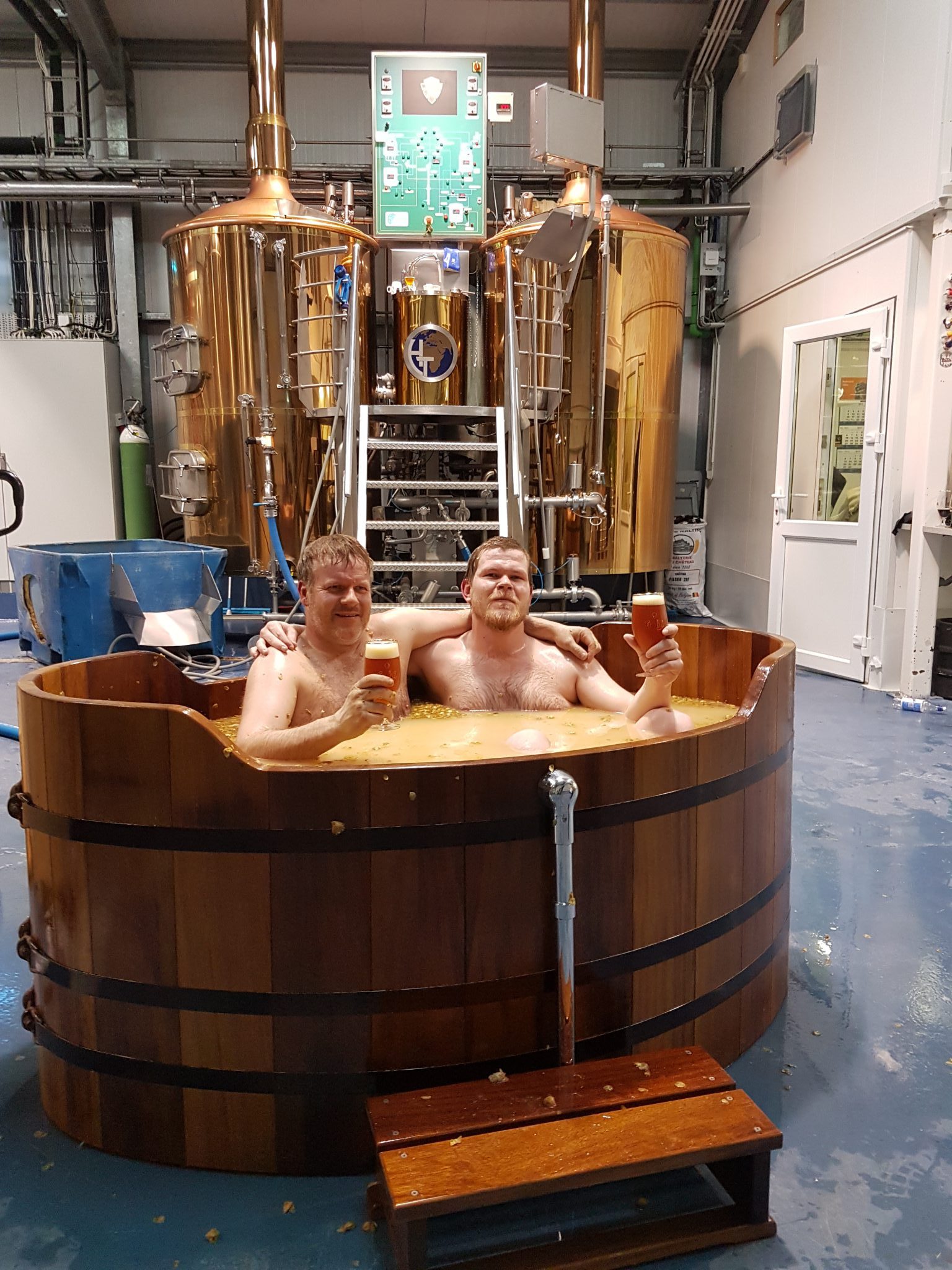 Fyrsta bjórbaðið prófað í Kalda – myndir Fyrsta bjórbaðið prófað í Kalda – myndir