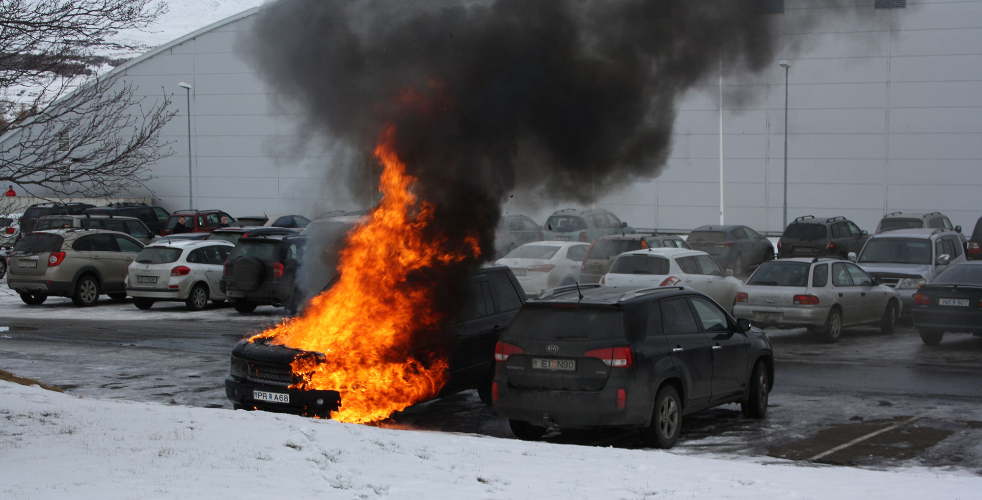 Kviknaði í bíl við Bogann