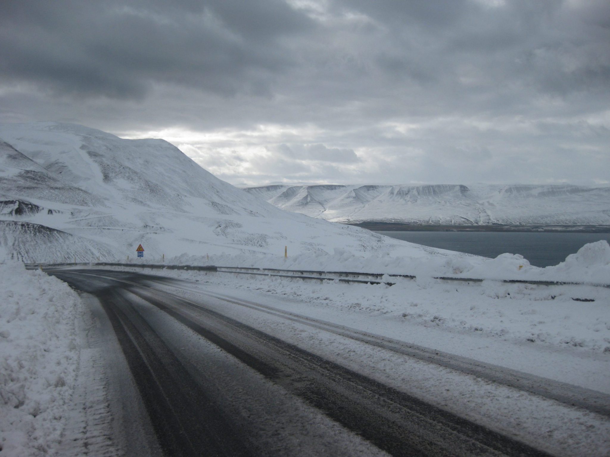 Tveir bílar lentu saman við Víkurskarð