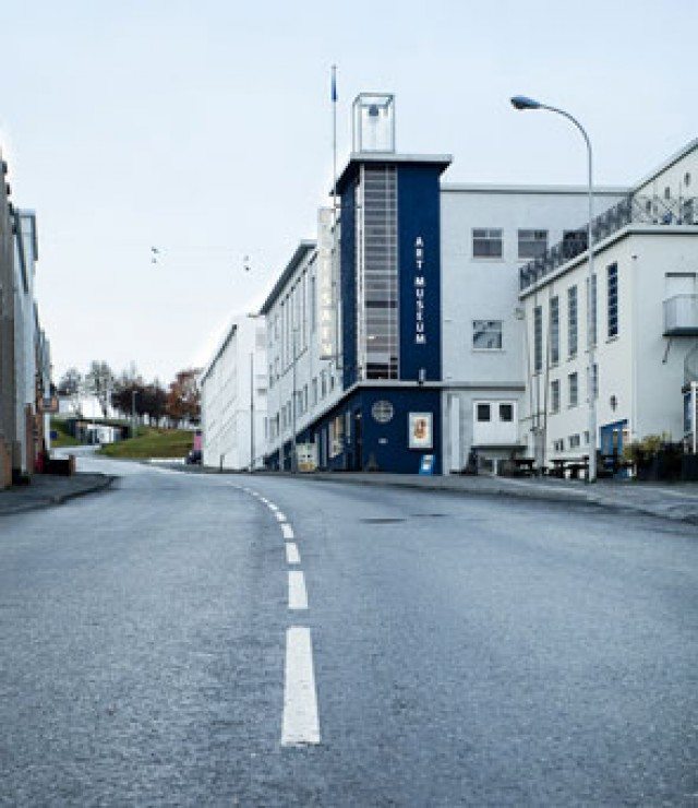 Handtekinn fyrir að keyra á ógnarhraða á götum Akureyrar