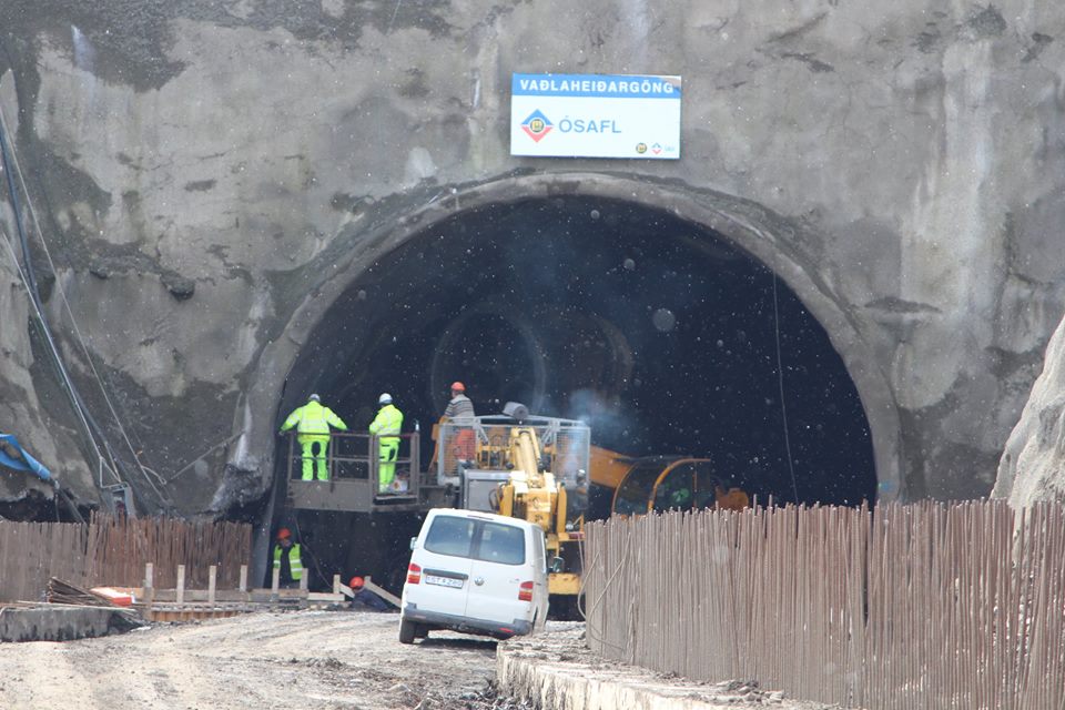 Vaðlaheiðargöng komin í gegn