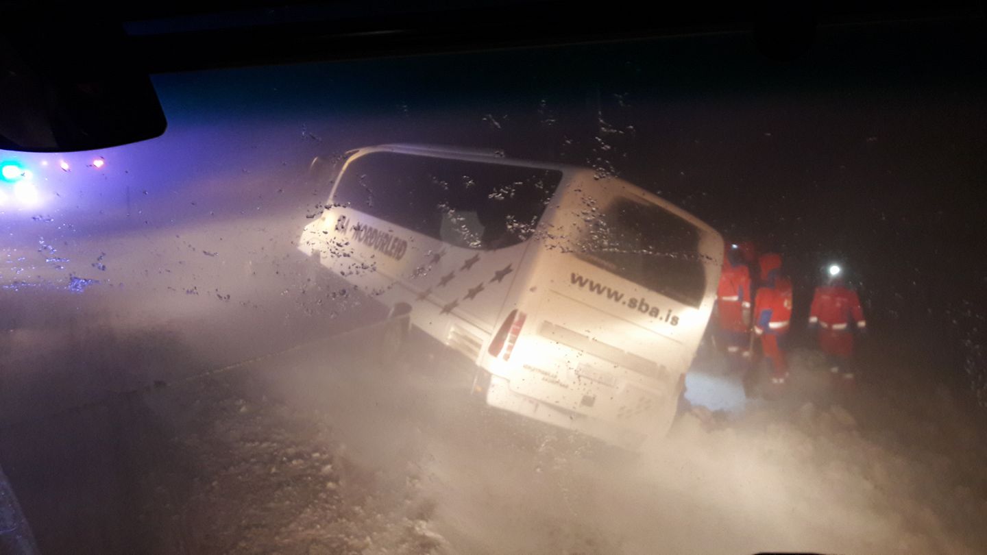 Rúta útaf veg­in­um á Öxna­dals­heiði – myndband