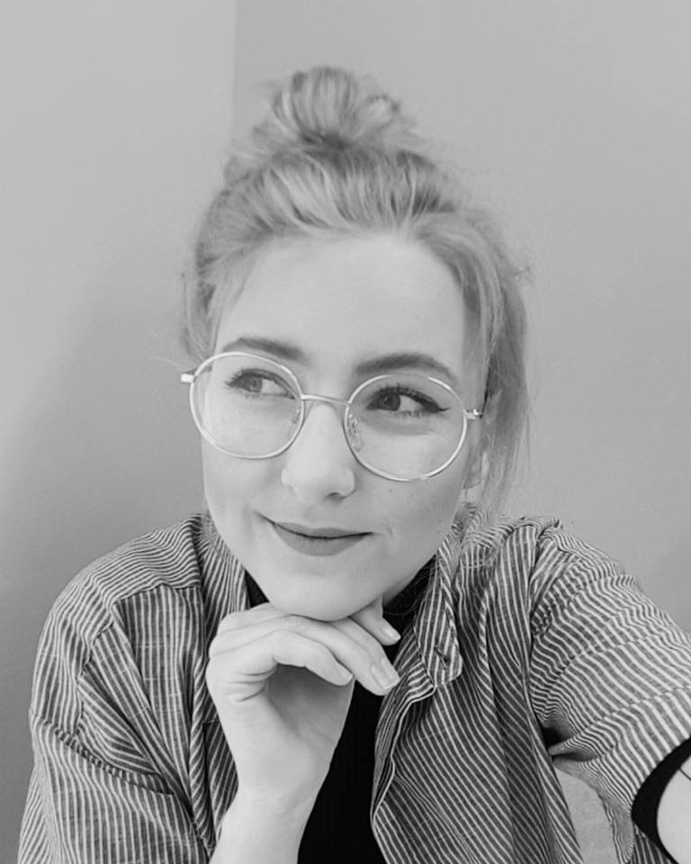 Syngur lög og túlkar þau með bresku táknmáli – Myndbönd Syngur lög og túlkar þau með bresku táknmáli – Myndbönd