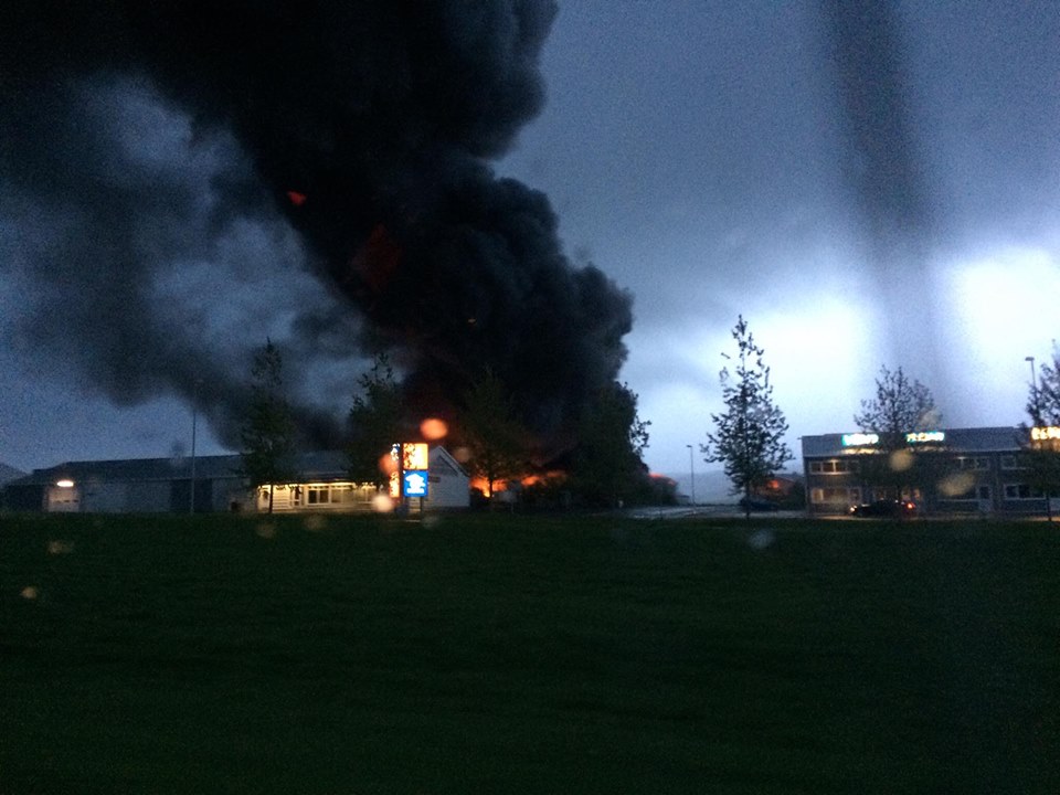 Stórbruni í Nesjahverfi – Fólk hvatt til að loka gluggum Stórbruni í Nesjahverfi – Fólk hvatt til að loka gluggum