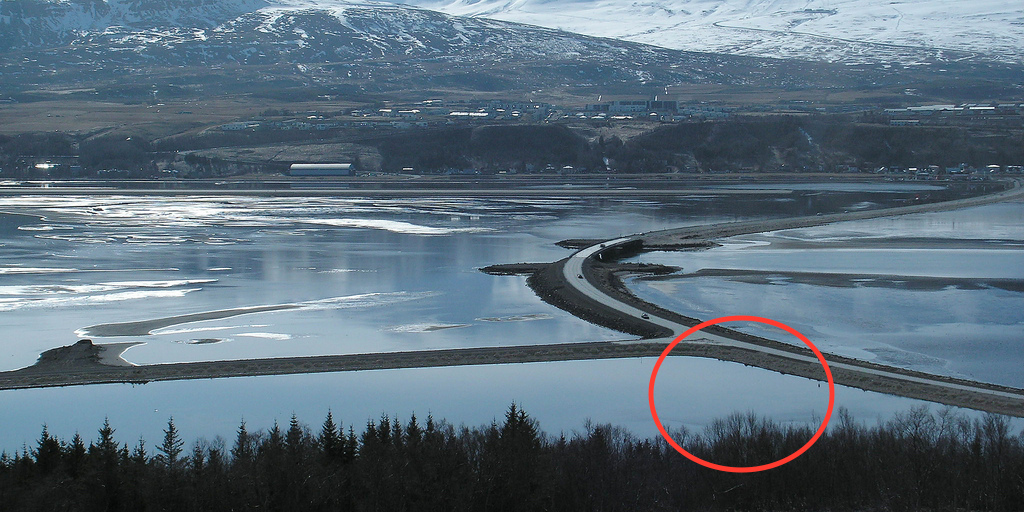Sofnaði undir stýri og keyrði út í sjó Sofnaði undir stýri og keyrði út í sjó