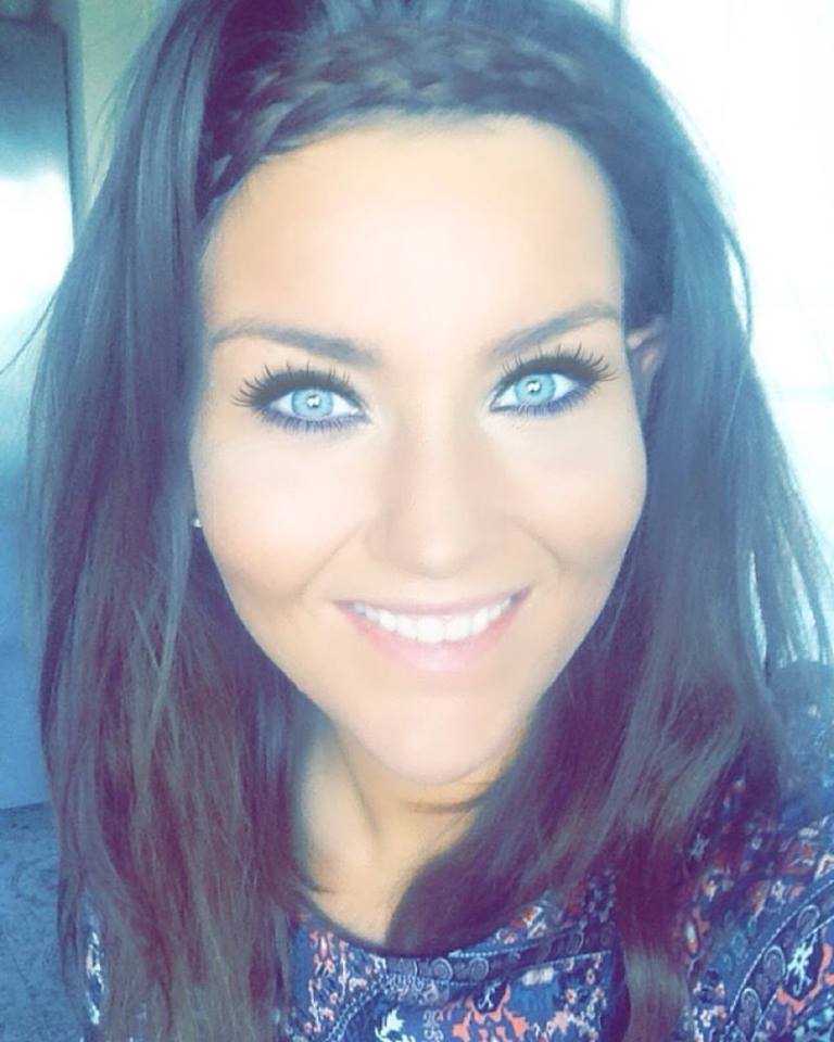 ,,Þrátt fyrir að glíma við mikla heyrnaskerðingu hefur Júlía sungið frá barnsaldri“ ,,Þrátt fyrir að glíma við mikla heyrnaskerðingu hefur Júlía sungið frá barnsaldri“