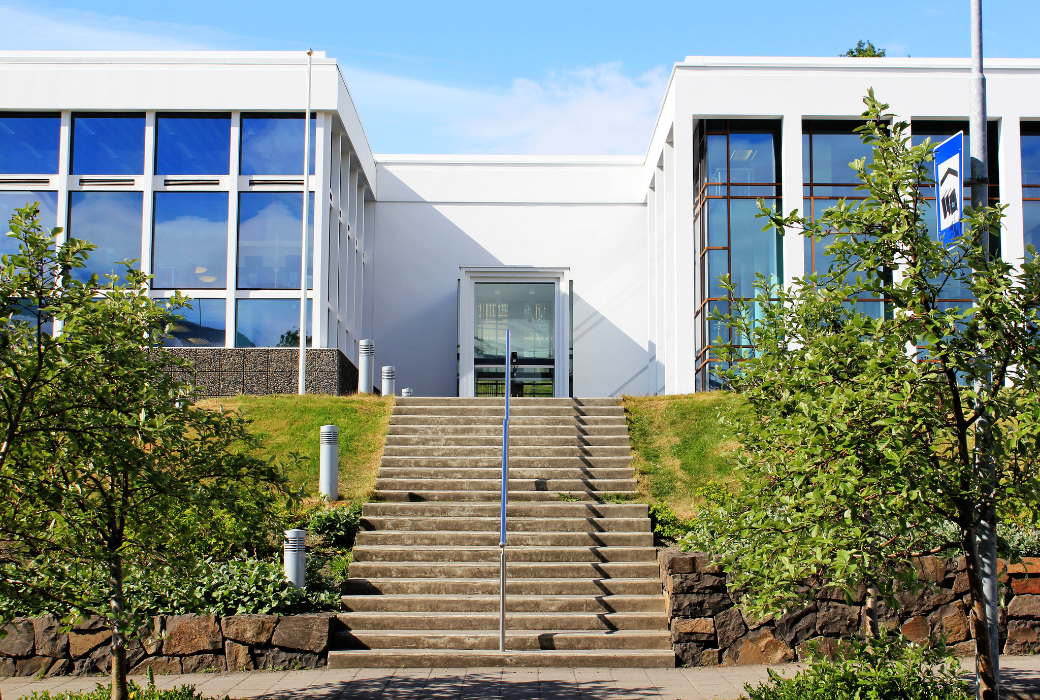 Gáfu Amtsbókasafninu bjartsýnispoka