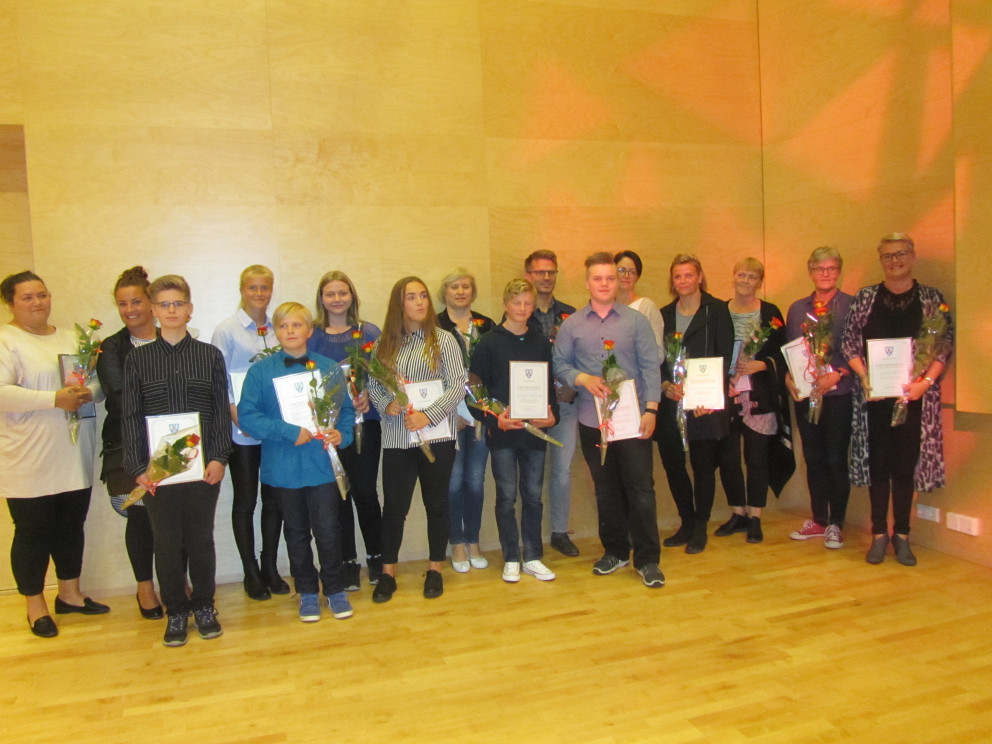 Fræðsluráð veitti 17 viðurkenningar til nemenda og kennara Fræðsluráð veitti 17 viðurkenningar til nemenda og kennara