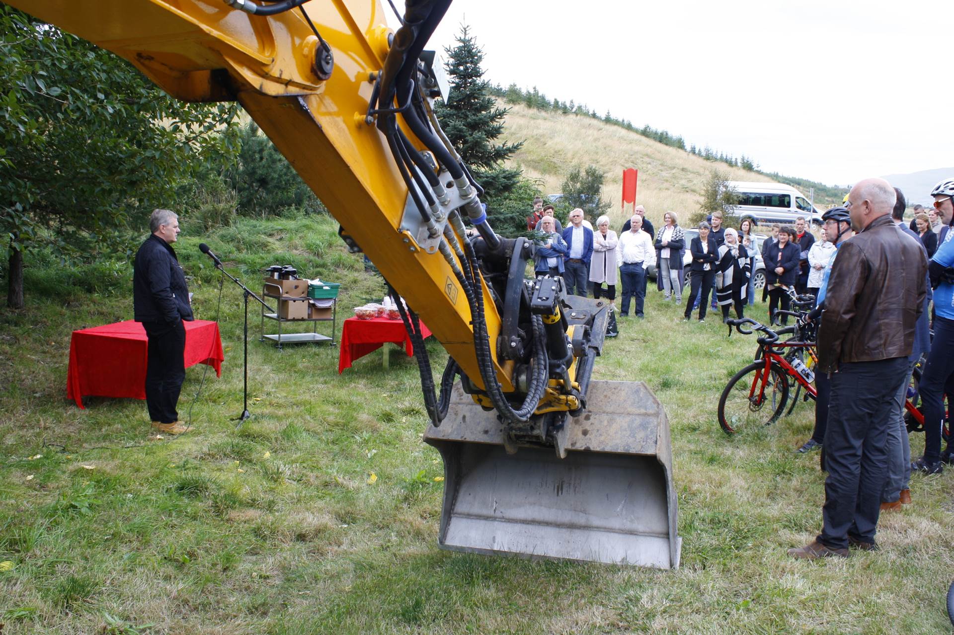 Fyrsta skóflustungan tekin að nýjum göngu- og hjólreiðastíg frá Hrafnagili til Akureyrar Fyrsta skóflustungan tekin að nýjum göngu- og hjólreiðastíg frá Hrafnagili til Akureyrar