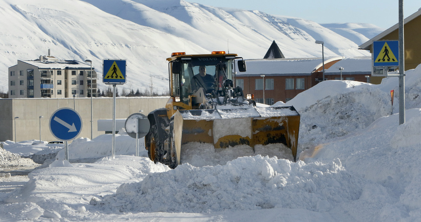 Lögreglan leitar ökumanns sem ók á gangandi vegfaranda