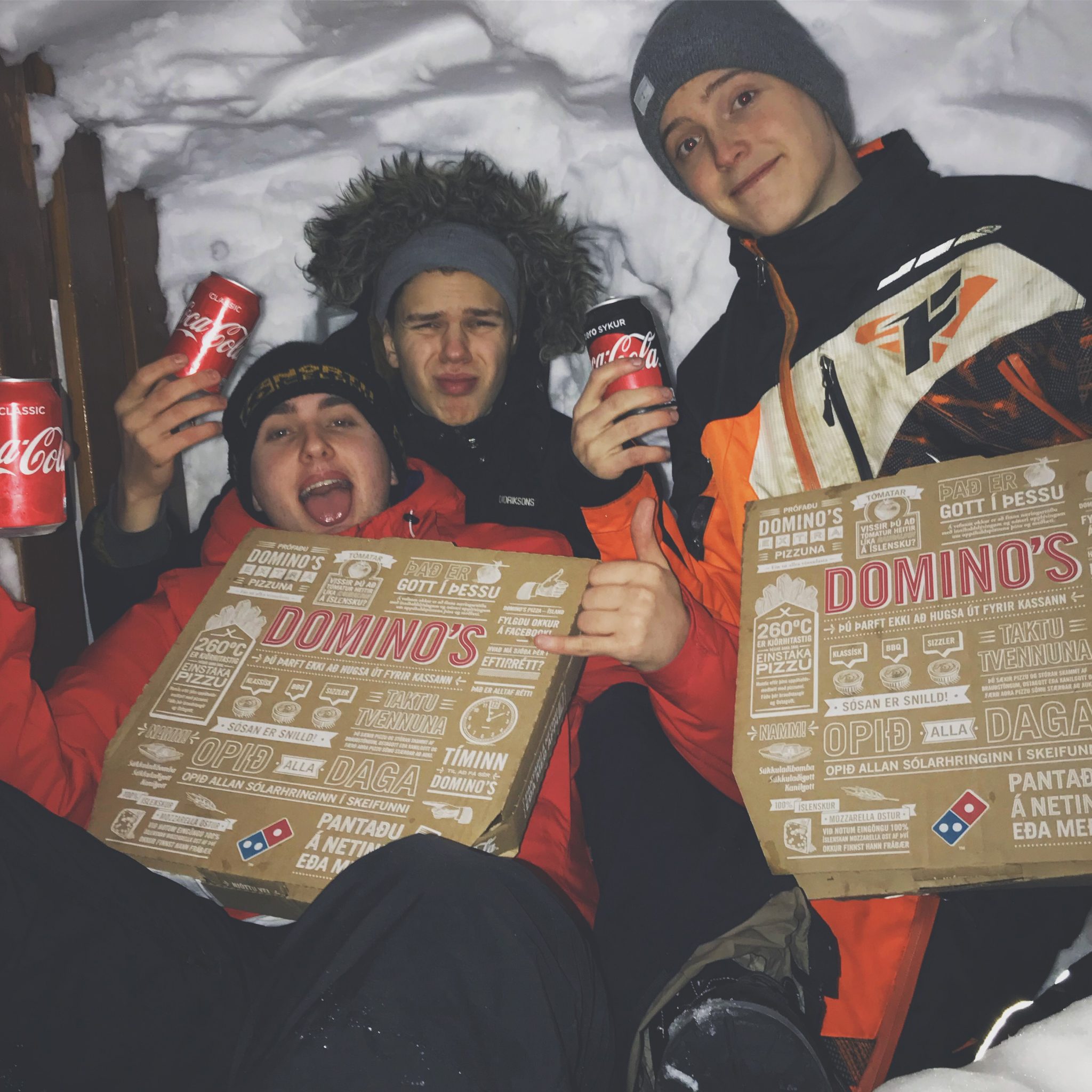 Strákarnir í Miðjunni byggðu snjóhús í óveðrinu – „Maður er aldrei of gamall til að fara út að leika sér“ Strákarnir í Miðjunni byggðu snjóhús í óveðrinu – „Maður er aldrei of gamall til að fara út að leika sér“