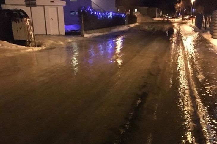 Tveir fluttir á slysadeild – Mikil hálka á Akureyri Tveir fluttir á slysadeild – Mikil hálka á Akureyri