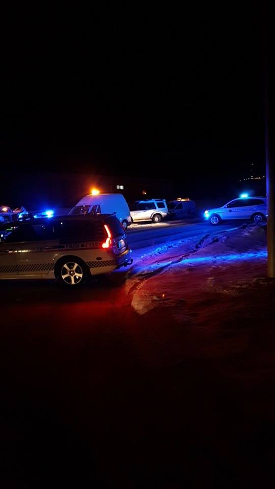 Búið að slökkva eldinn og rafmagn komið á Búið að slökkva eldinn og rafmagn komið á