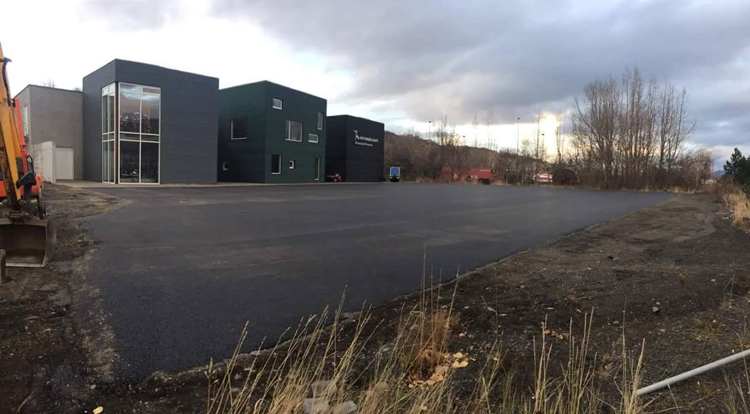 Búið að malbika framan við Mótorhjólasafnið Búið að malbika framan við Mótorhjólasafnið