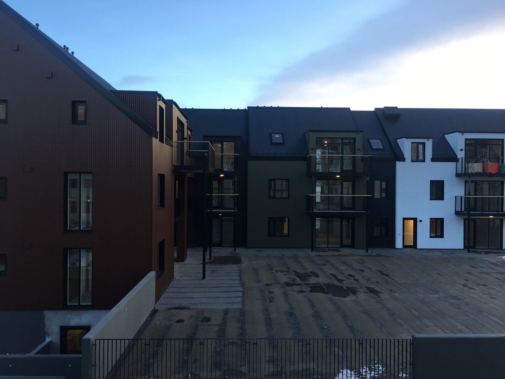 Krefjast skaðabóta frá Akureyrarbæ vegna nýju húsanna við Drottingarbraut Krefjast skaðabóta frá Akureyrarbæ vegna nýju húsanna við Drottingarbraut