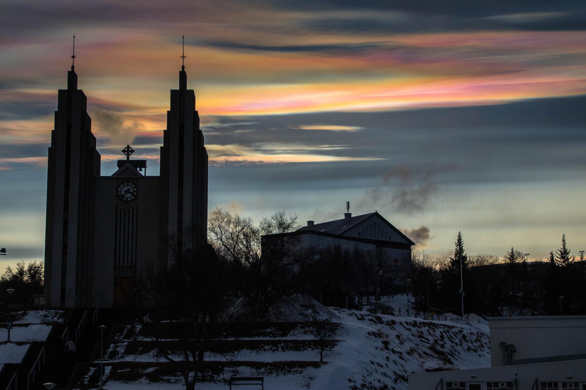 Gullfalleg glitský yfir Akureyrarkirkju í dag
