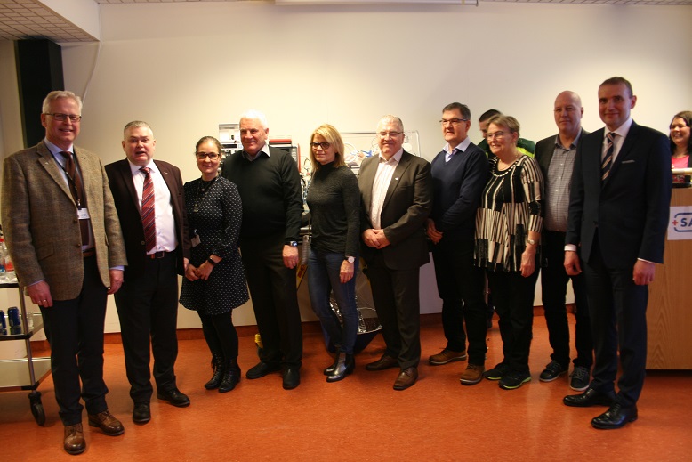 Forseti Íslands afhenti sjúkarhúsinu ferðafóstru