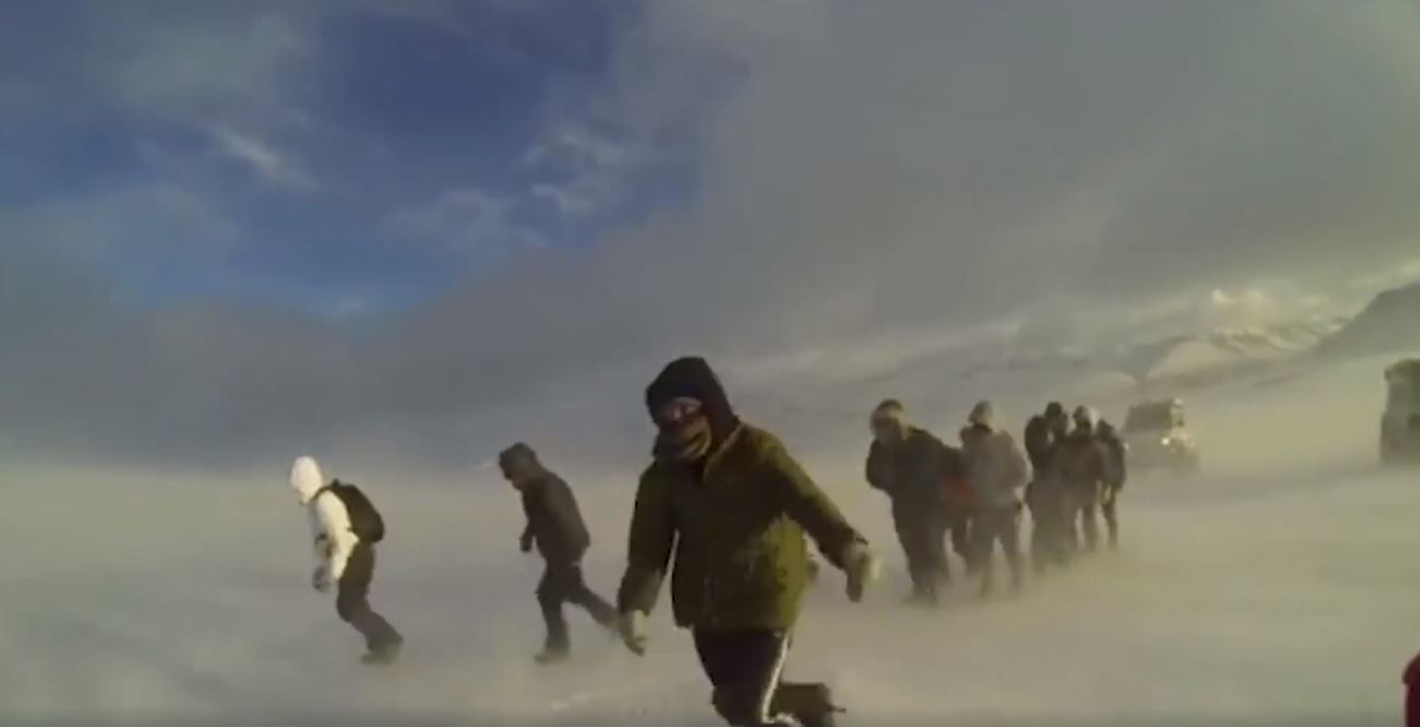 Nemendur í Menntaskólanum á Akureyri gengu yfir Vaðlaheiði – Myndband Nemendur í Menntaskólanum á Akureyri gengu yfir Vaðlaheiði – Myndband