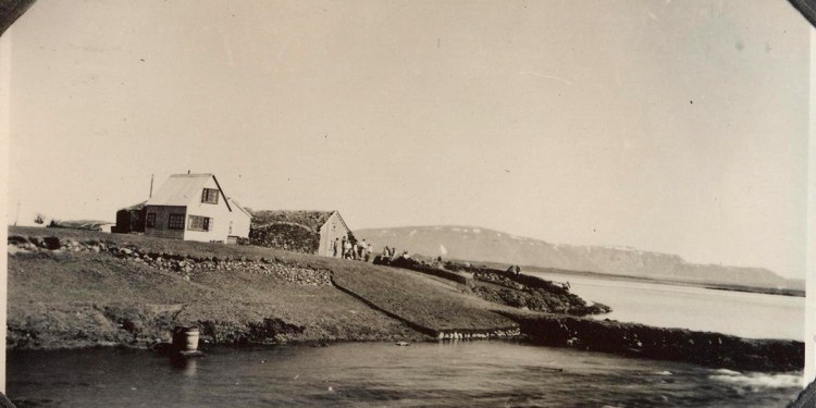 Krufði fórnarlambið í heimahúsi í viðurvist morðingjans Krufði fórnarlambið í heimahúsi í viðurvist morðingjans