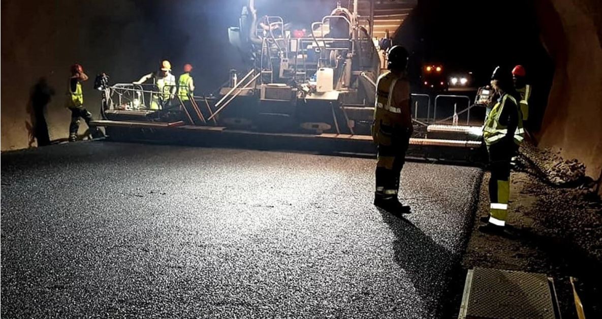 Malbikun hafin í Vaðlaheiðargöngum Malbikun hafin í Vaðlaheiðargöngum