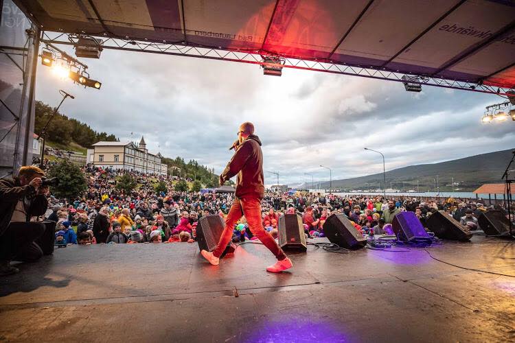 KÁ/AKÁ sýnir á sér mjúku hliðina í nýju lagi KÁ/AKÁ sýnir á sér mjúku hliðina í nýju lagi