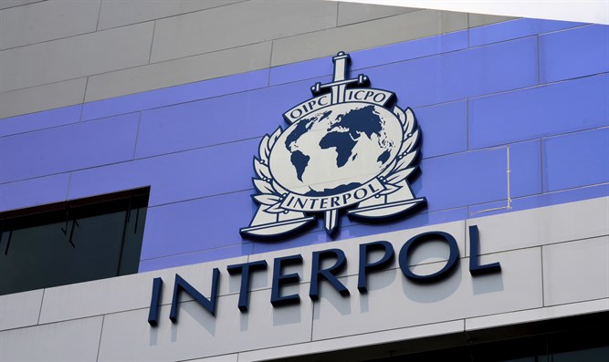 Interpol lýsir eftir Íslendingi vegna vopnaðs ráns og líkamsárásar