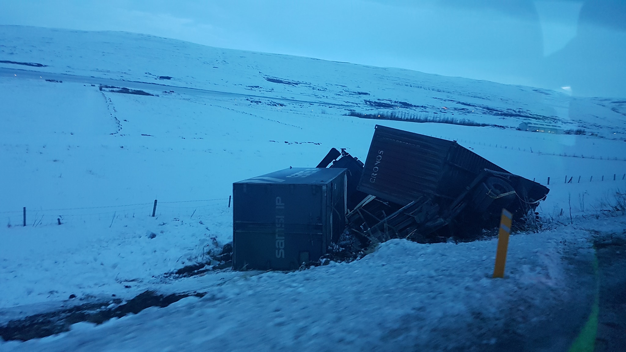 Fljúgandi hálka á Akureyri – Flutningabíll útaf vegi og strætó á eftir áætlun