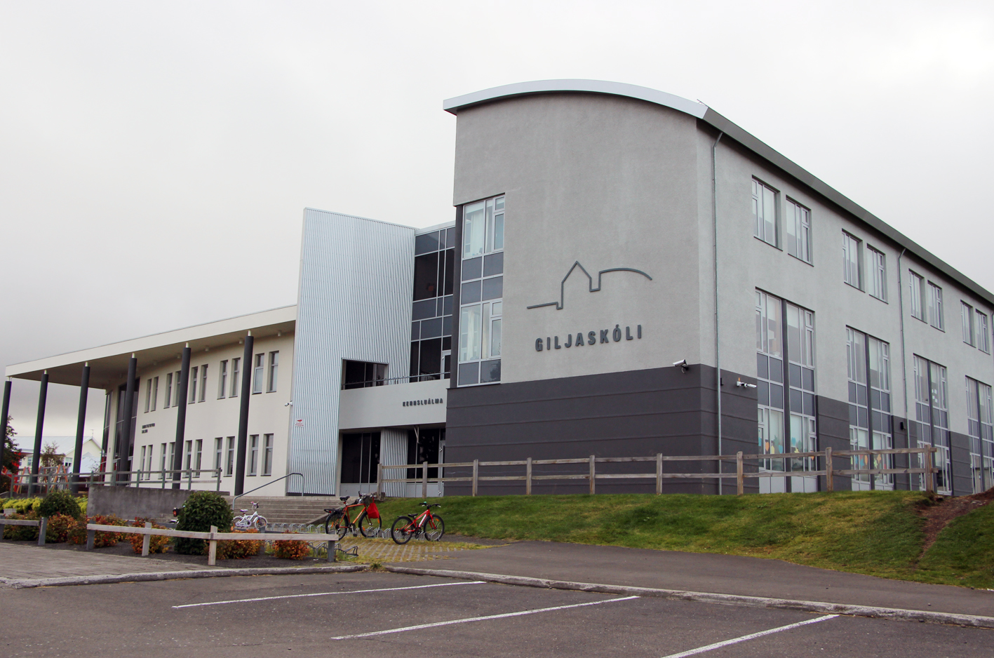 Vara við dökkklæddum manni sem reyndi að nálgast ungar stúlkur á Akureyri Vara við dökkklæddum manni sem reyndi að nálgast ungar stúlkur á Akureyri