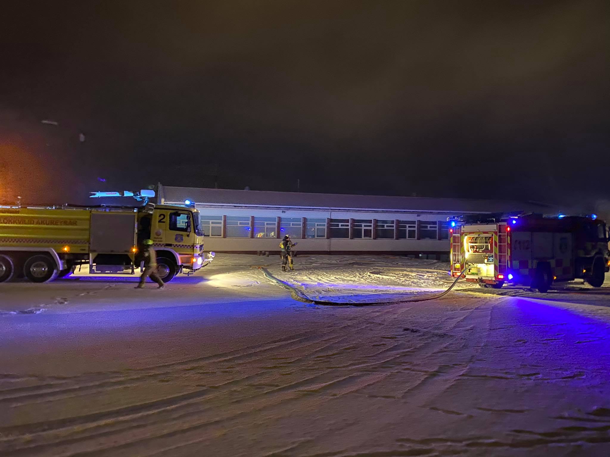 Lokað í Glerárlaug vegna eldsins