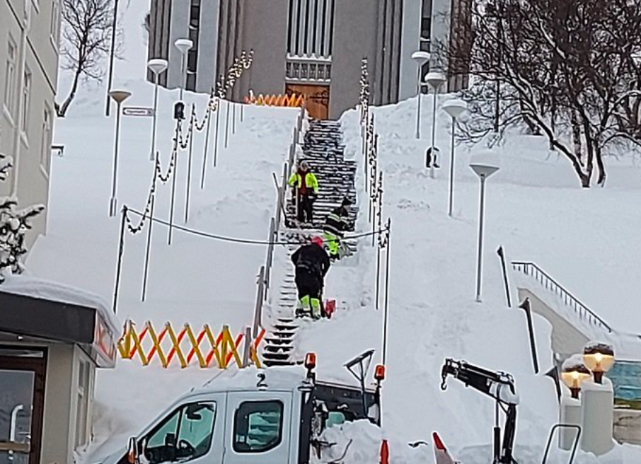 Bilun í hitakerfinu í kirkjutröppunum Bilun í hitakerfinu í kirkjutröppunum
