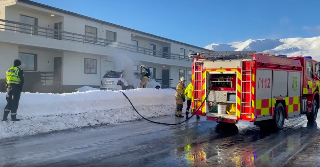 Eldur kom upp í mannlausum bíl við Dalsgerði