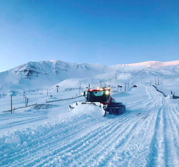Sárt að horfa upp á auðar skíðabrekkur í Hlíðarfjalli á sama tíma og fólk fjölmennir að eldgosinu Sárt að horfa upp á auðar skíðabrekkur í Hlíðarfjalli á sama tíma og fólk fjölmennir að eldgosinu