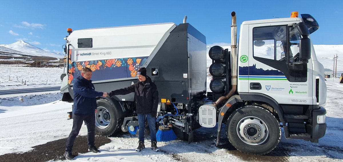 Nýr götusópur tekinn í notkun á Akureyri: „Öflugt tæki í baráttunni gegn svifryki“