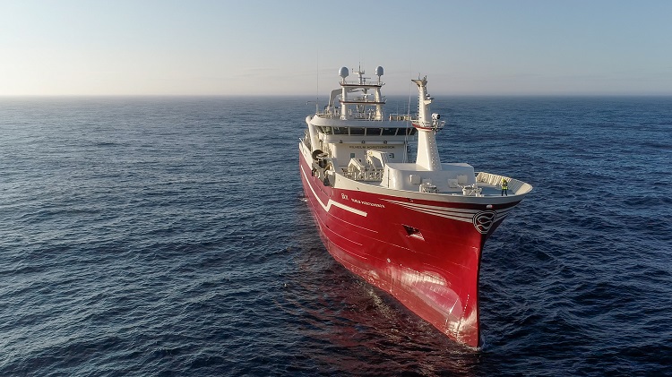 Vilhelm Þorsteinsson EA nálgast Ísland