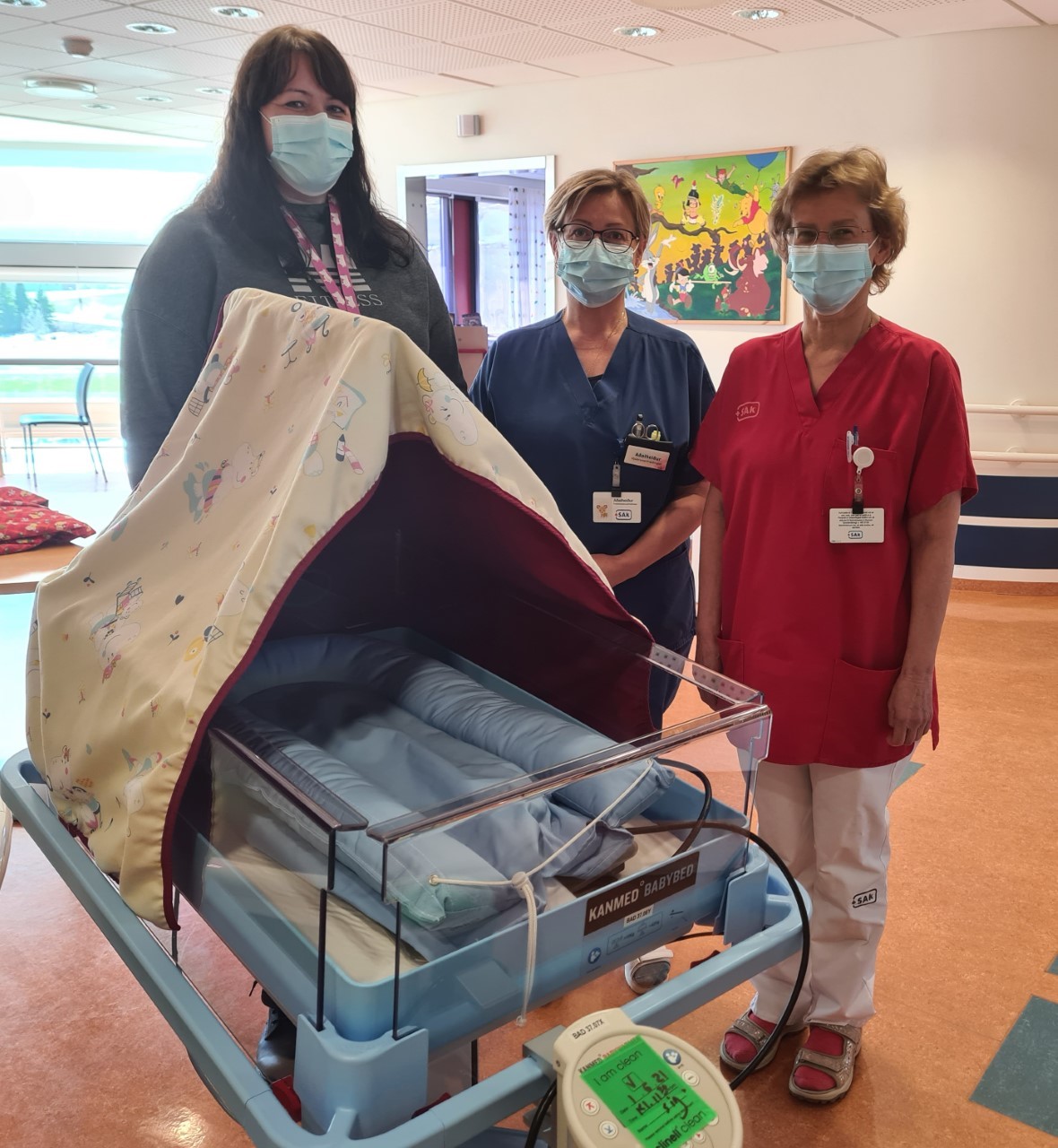 Gáfu barnadeild SAk hitadýnu og vöggu að gjöf Gáfu barnadeild SAk hitadýnu og vöggu að gjöf