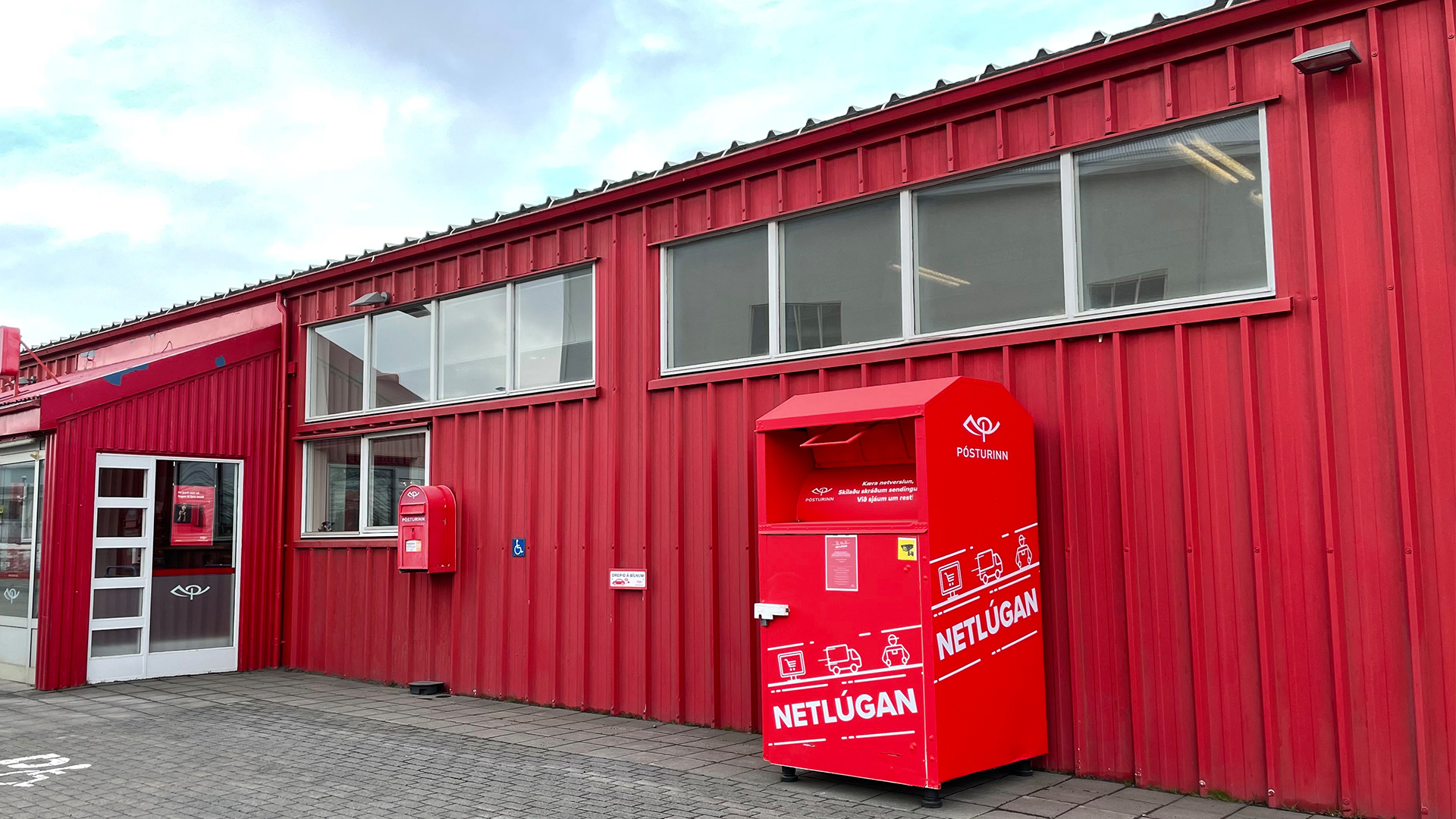 Pósthúsið við Strandgötu lokar