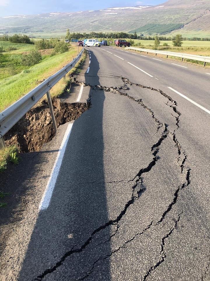Eyjafjarðarbraut við Þverá lokað vegna vatnavaxta Eyjafjarðarbraut við Þverá lokað vegna vatnavaxta