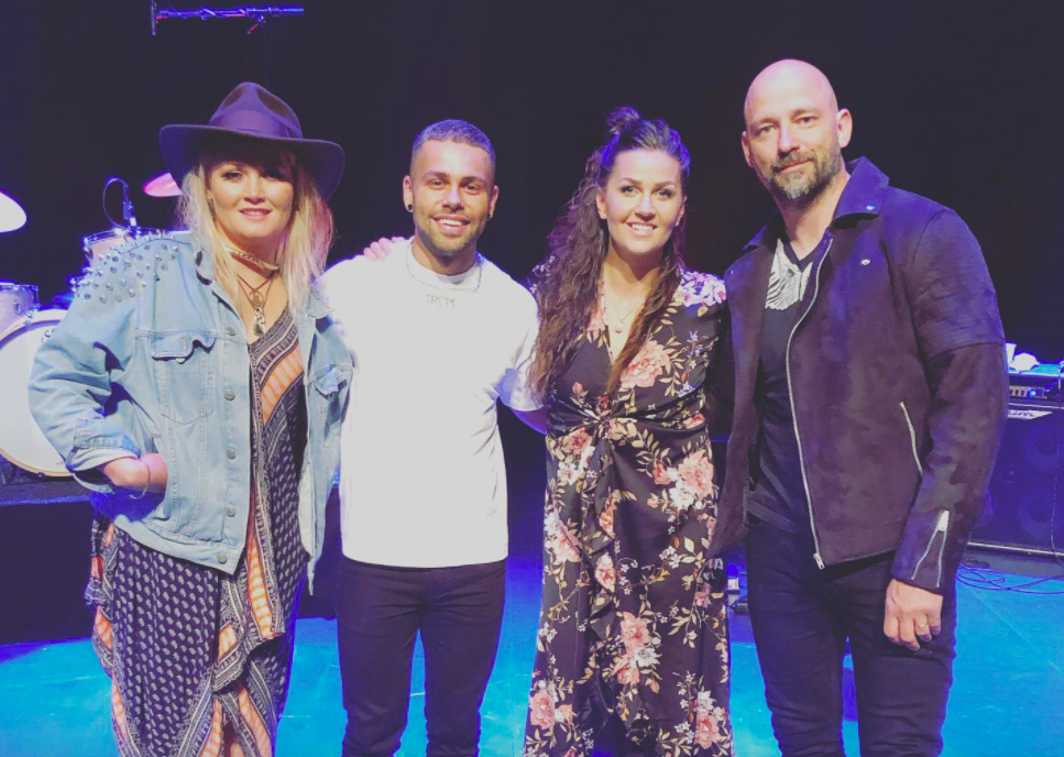 Gestir sungu sig hása á Tónaflóði í Hofi Gestir sungu sig hása á Tónaflóði í Hofi