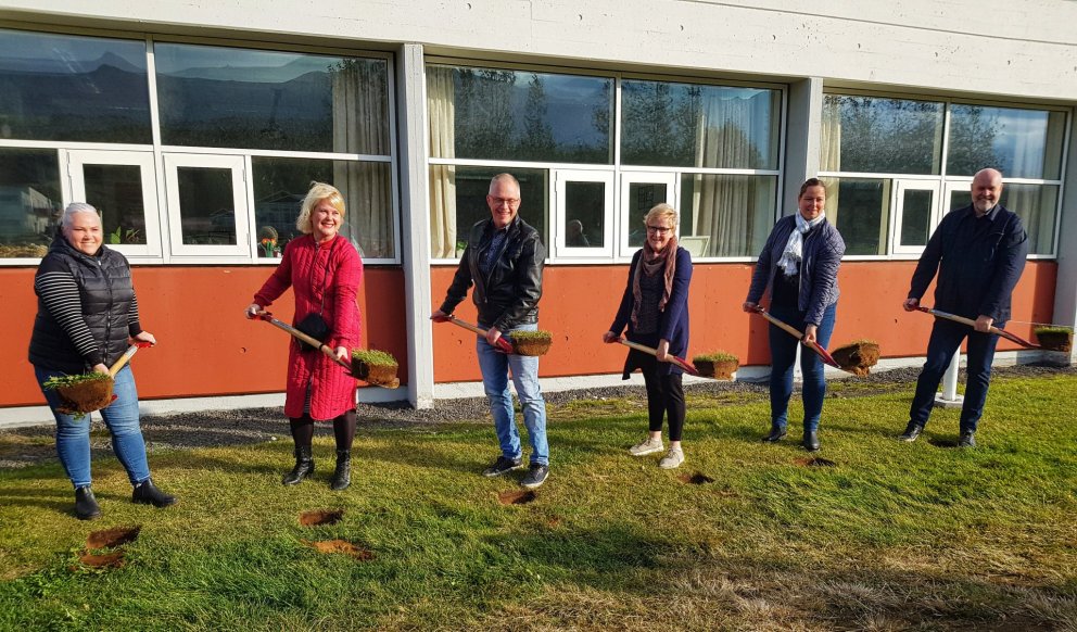 Fyrsta skóflustunga viðbyggingar við Hrafnagilsskóla tekin Fyrsta skóflustunga viðbyggingar við Hrafnagilsskóla tekin