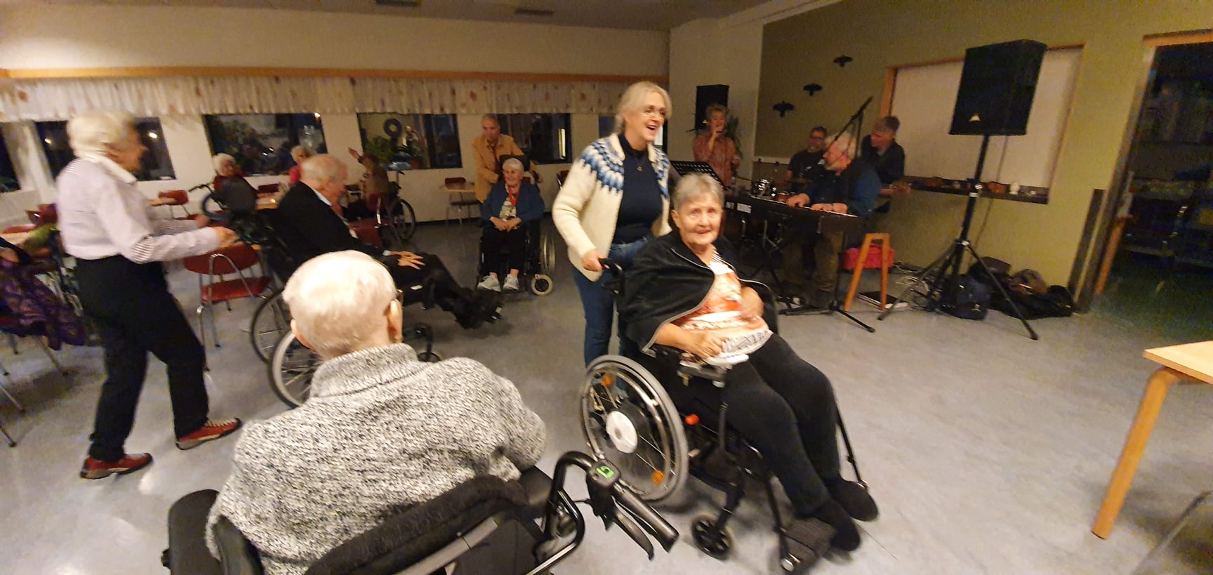 Gleðin allsráðandi á fyrsta kráarkvöldinu á Hlíð í nærri tvö ár Gleðin allsráðandi á fyrsta kráarkvöldinu á Hlíð í nærri tvö ár