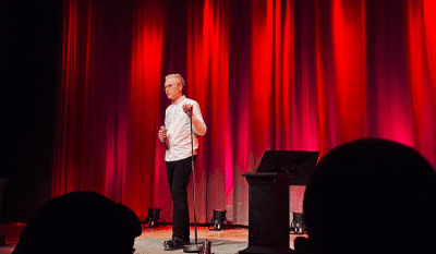 Jakob Birgisson hringir inn jólin á Græna Hattinum