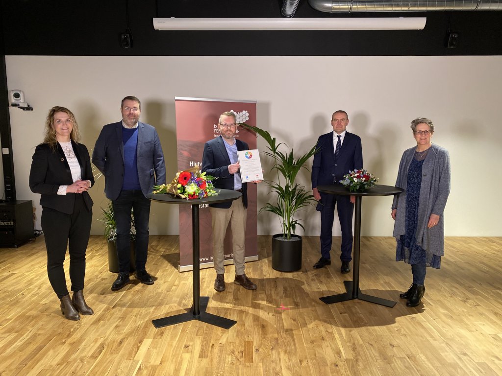 Bílaleiga Akureyrar hlaut hvatningarverðlaun Ábyrgrar ferðaþjónustu Bílaleiga Akureyrar hlaut hvatningarverðlaun Ábyrgrar ferðaþjónustu