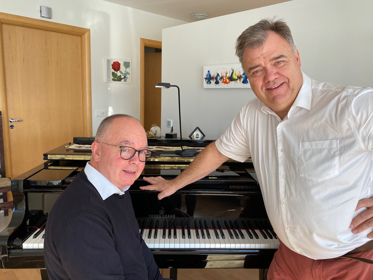 Örn Árnason rennir sér inn á sjötugsaldurinn í Samkomuhúsinu