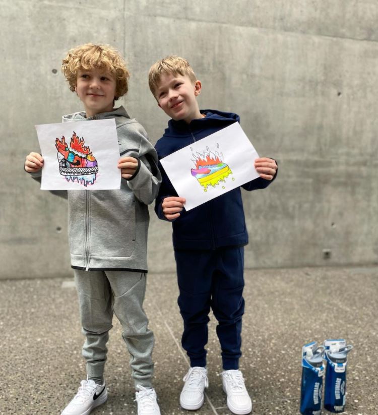 Ungir listamenn selja teikningar til styrktar Úkraínu