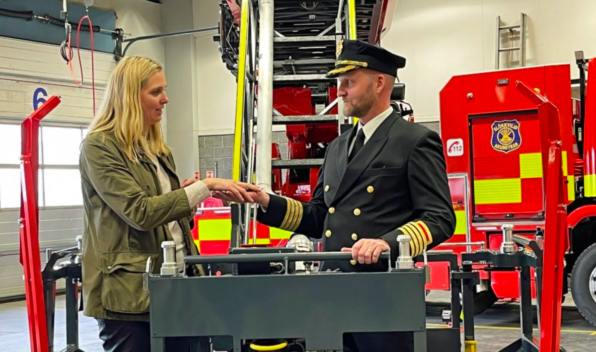 Slökkvilið Akureyrar fékk nýjan stigabíl formlega afhentan