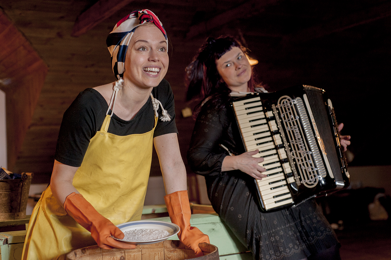 Leiksýningin Síldarstúlkur glæðir lífi í sögur kvenna úr síldarævintýrinu Leiksýningin Síldarstúlkur glæðir lífi í sögur kvenna úr síldarævintýrinu