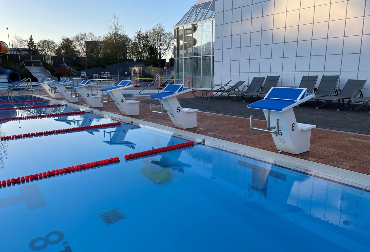 Nýir ráspallar settir upp í Sundlaug Akureyrar Nýir ráspallar settir upp í Sundlaug Akureyrar