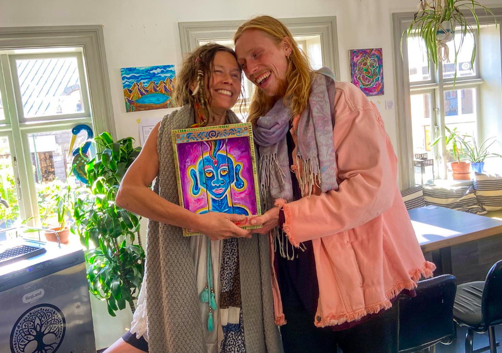 Selur litrík listaverk og styrkir börn í Gvatemala